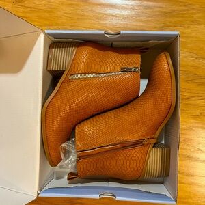 FISACE Womens Pointed Toe Side Zipper Ankle Boots